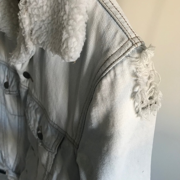 Civil Regime Light Washed Denim Jacket 

•Size small (S)
Condition 8/10 - Picture 4 of 6